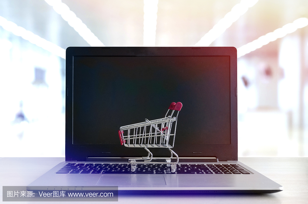 網上購物概念:筆記本電腦上的迷你購物車